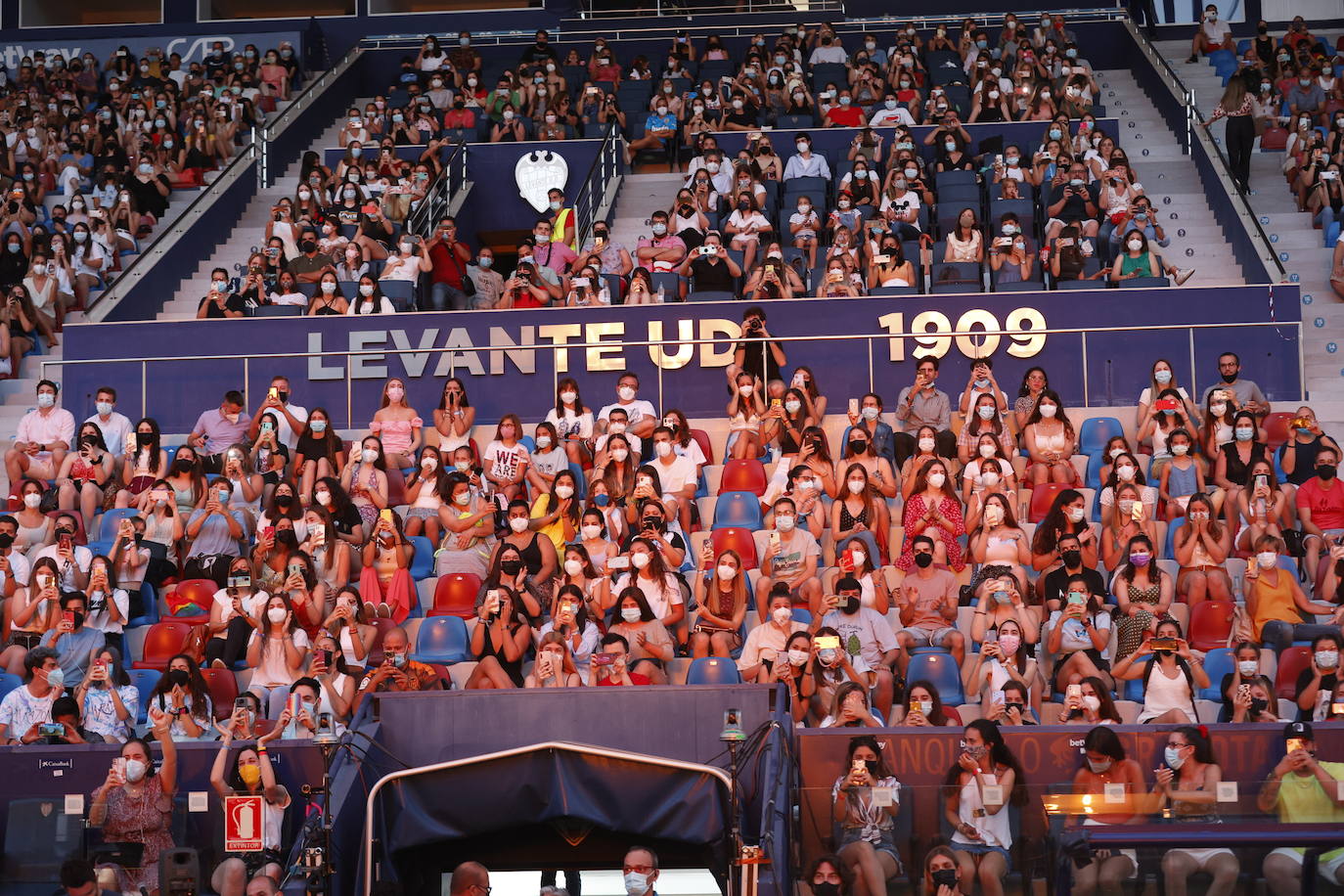 Miles de 'aitaners' y alguna cara famosa, como la de Ana Duato, han disfrutado este viernes del concierto que la cantante Aitana ha ofrecido en el estadio del Levante UD, dentro de su gira '11 Razones Tour'.