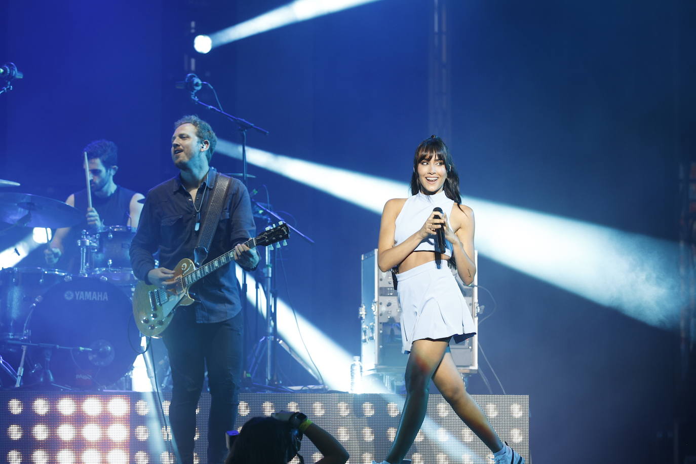 Miles de 'aitaners' y alguna cara famosa, como la de Ana Duato, han disfrutado este viernes del concierto que la cantante Aitana ha ofrecido en el estadio del Levante UD, dentro de su gira '11 Razones Tour'.