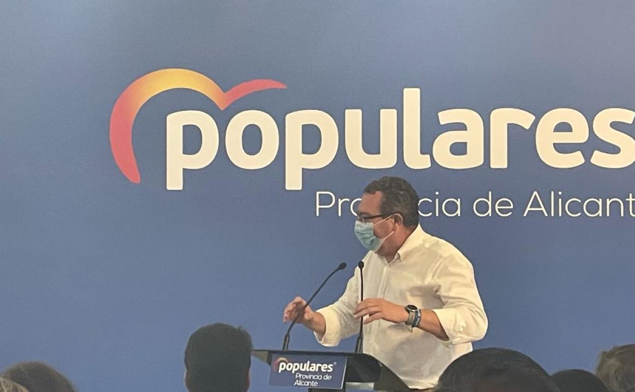 Toni Francés, presidente del PP de la provincia de Alicante, en una intervención. 