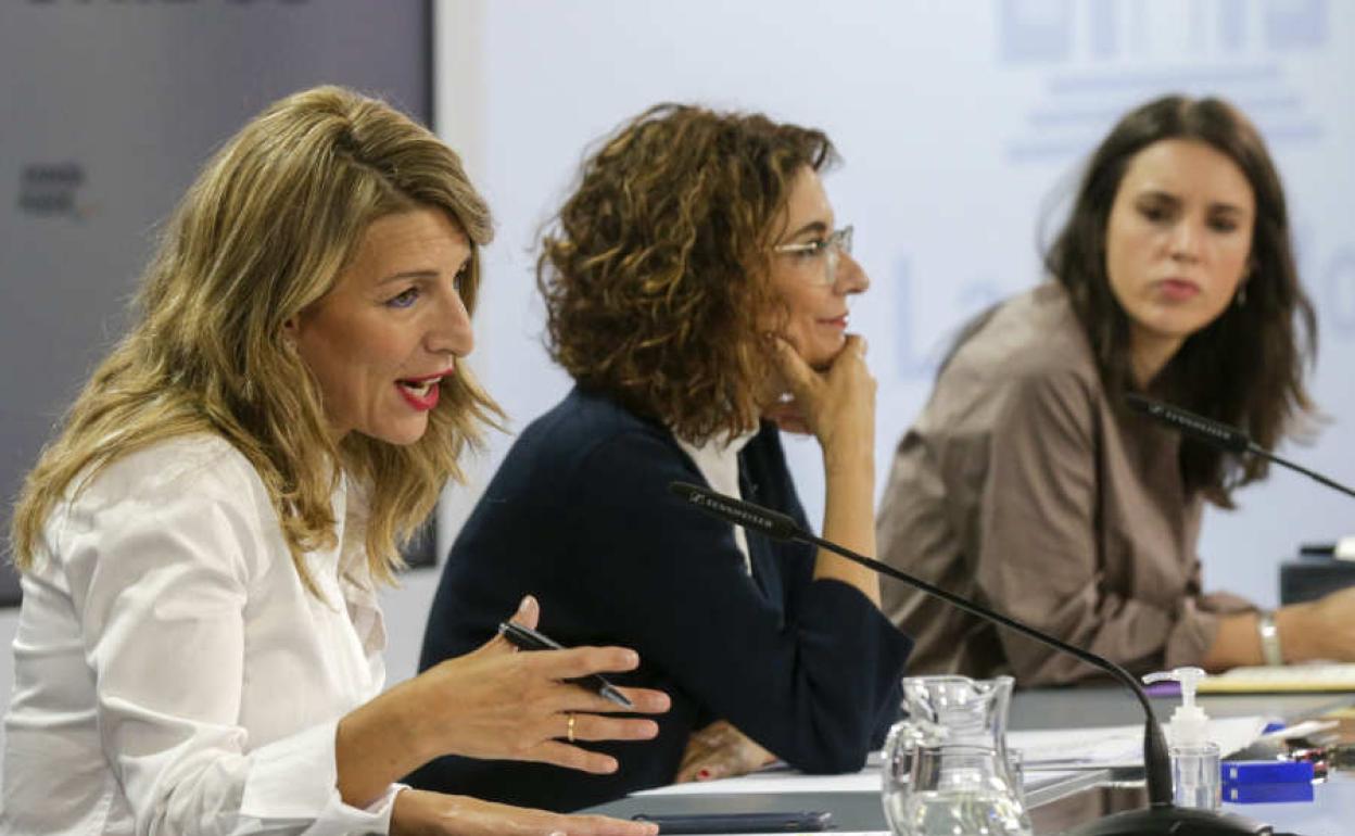 Yolanda Díaz, María Jesús Montero e Irene Montero.