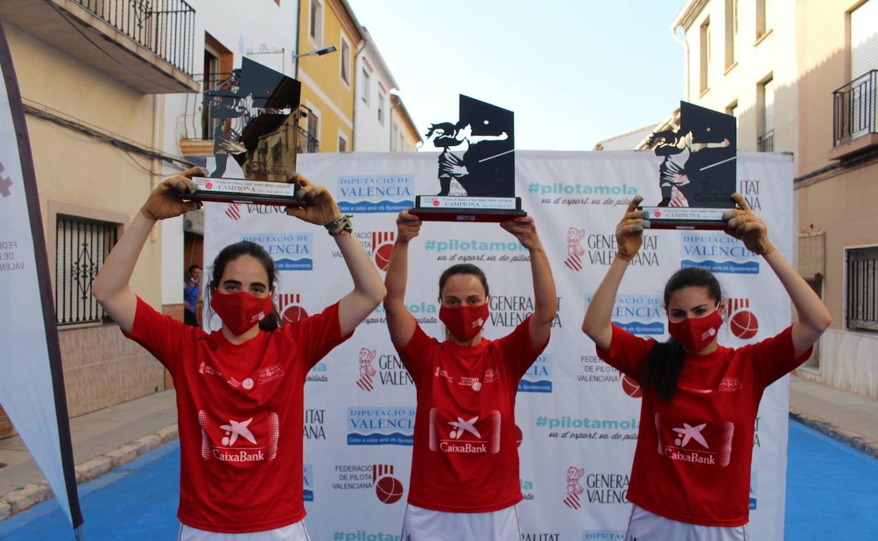 Las campeonas, alzan los trofeos a la conclusión de la partida. 