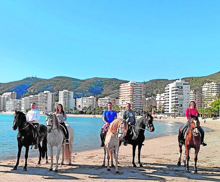 Grupo de equitación a la orilla del mar. A determinadas horas está permitido.