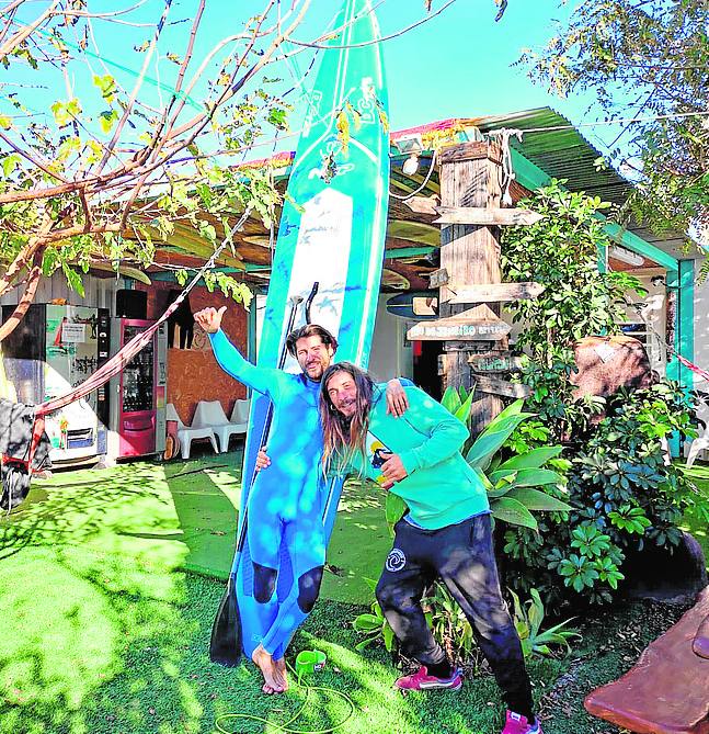 En Cullera es posible aprender surf en la escuela Posidonia.