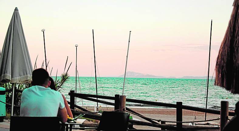 Vistas del atardecer desde el chiringuito La Perla Beach.