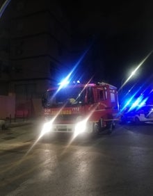 Imagen secundaria 2 - Los bomberos desplegaron el vehículo escalera para acceder a la vivienda. 