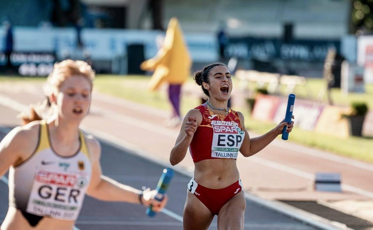 Carmen Marco celebra el segundo puesto en el 4x100, donde hizo el último relevo. 