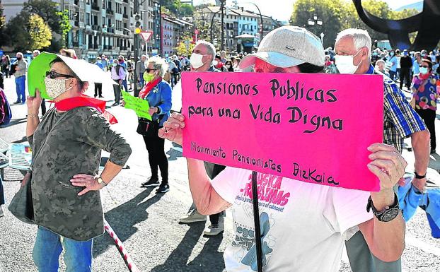 Una manifestación de pensionistas por las calles de Bilbao. 