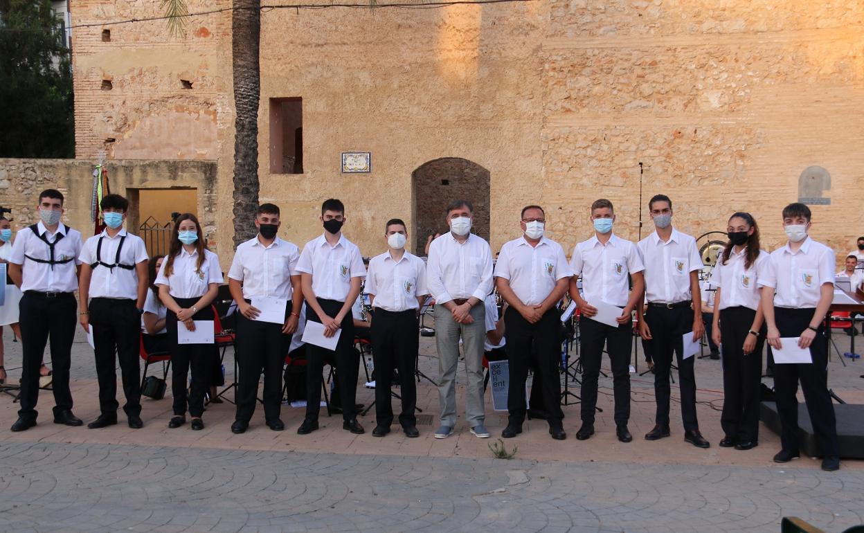 El alcalde junto a la Filarmónica Alcudiana. 