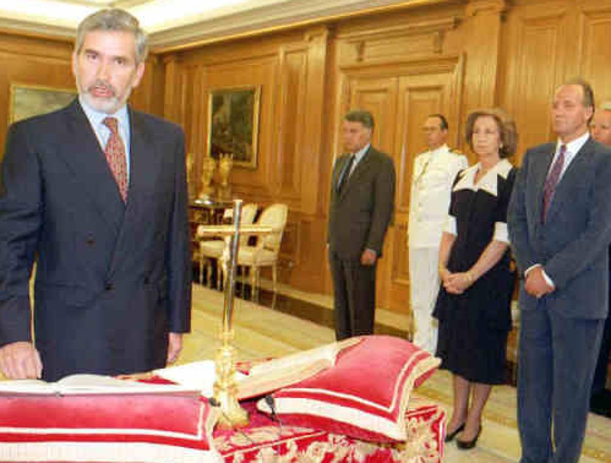 Joan Lerma, Ministro de Administraciones Públicas jurando su cargo en 1995. Gobierno del PSOE.
