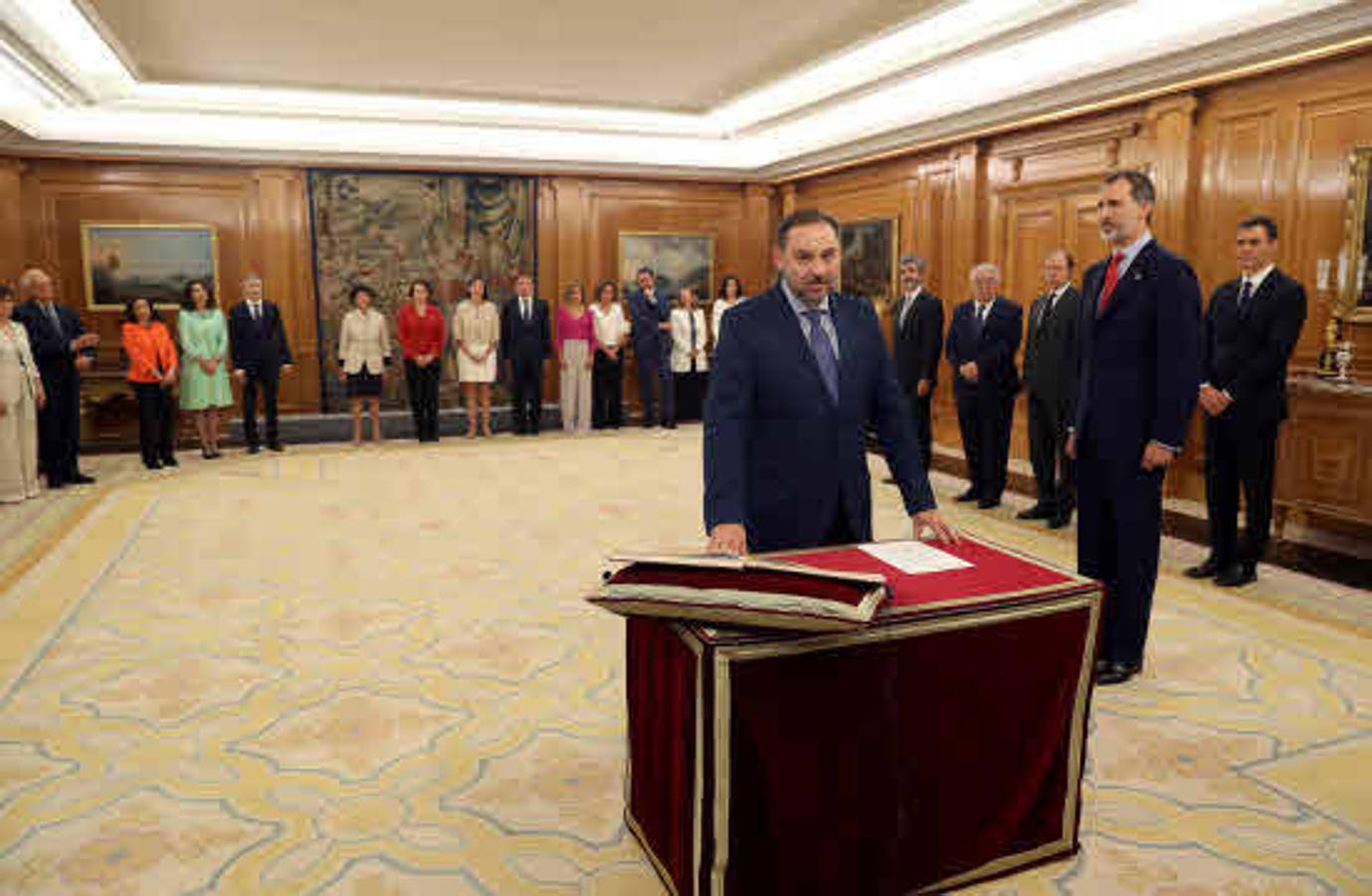 Jose Luis Ábalos, Ministro de Transportes, Movilidad y Agenda Urbana jurando su cargo en 2018. Gobierno del PSOE.