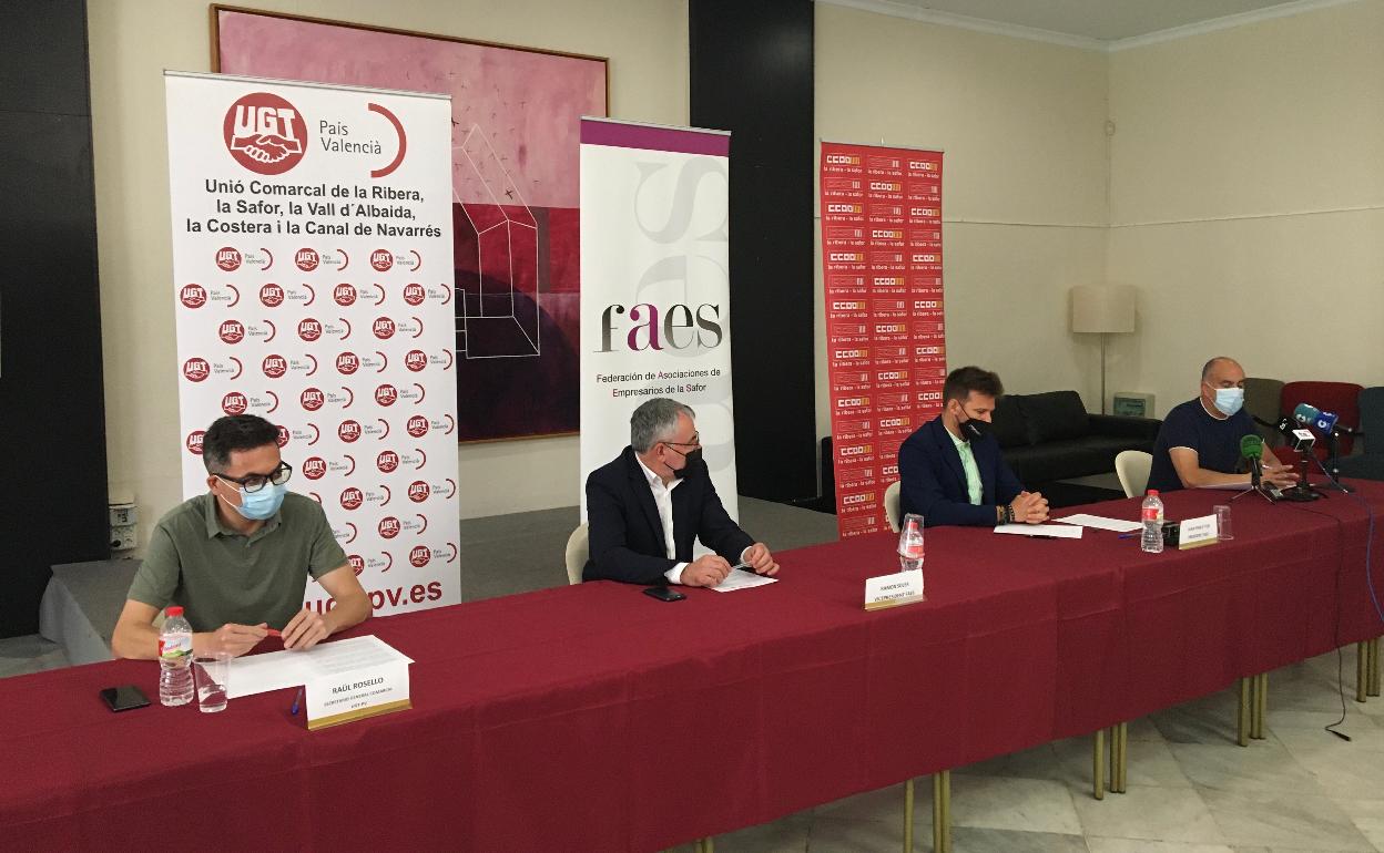 Raül Rosselló, Ramón Soler, Juan Pablo Tur y Andrés Bermejo, en uno de los salones de Fomento de Gandia. 