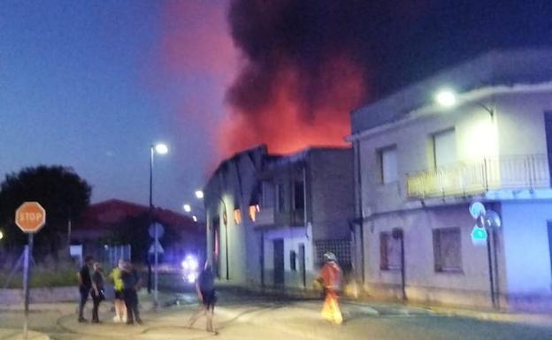 Imagen principal - 30 desalojados por un incendio en un nave industrial en Beniarjó