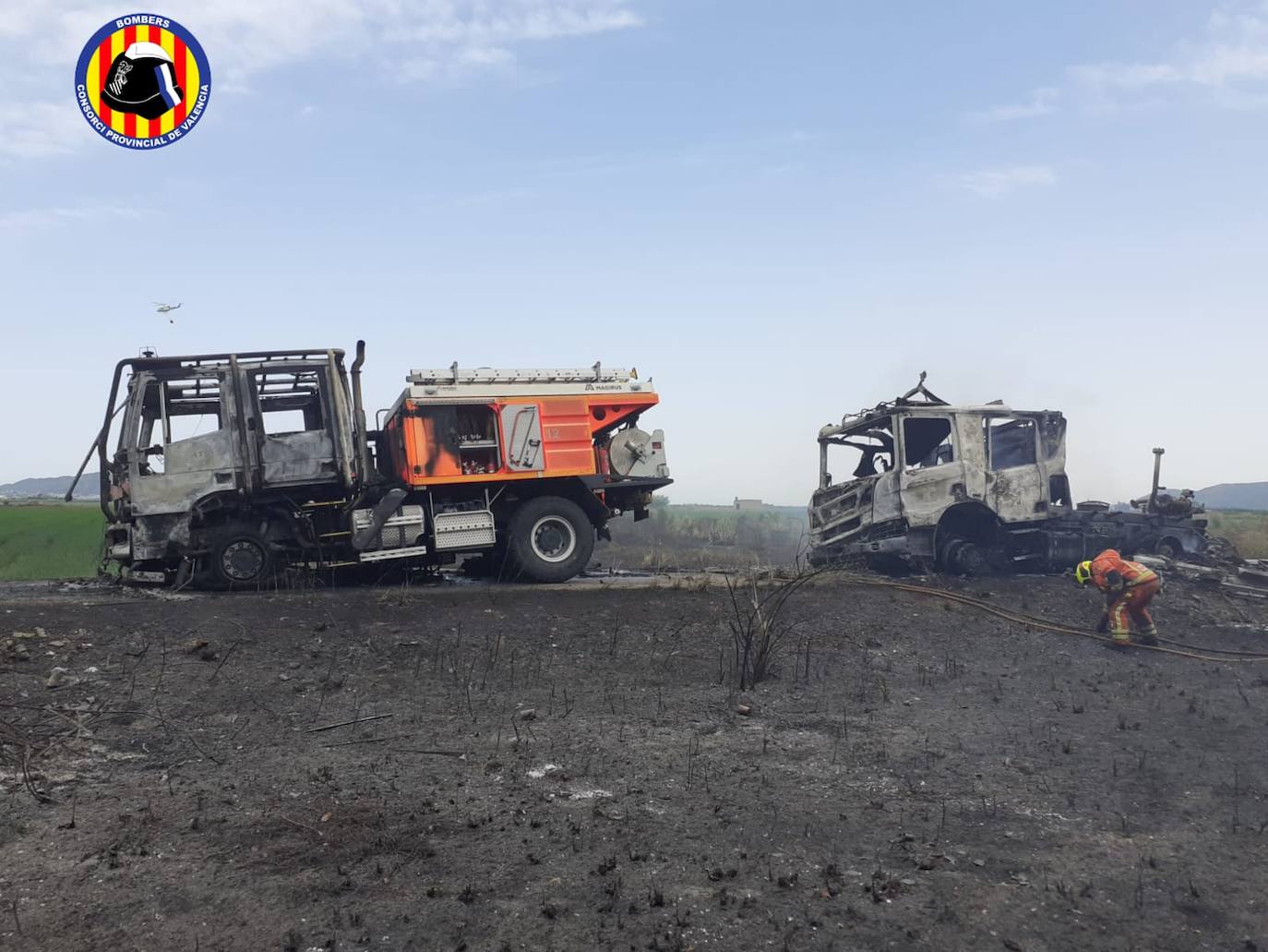 Los dos camiones calcinados tras el incendid.