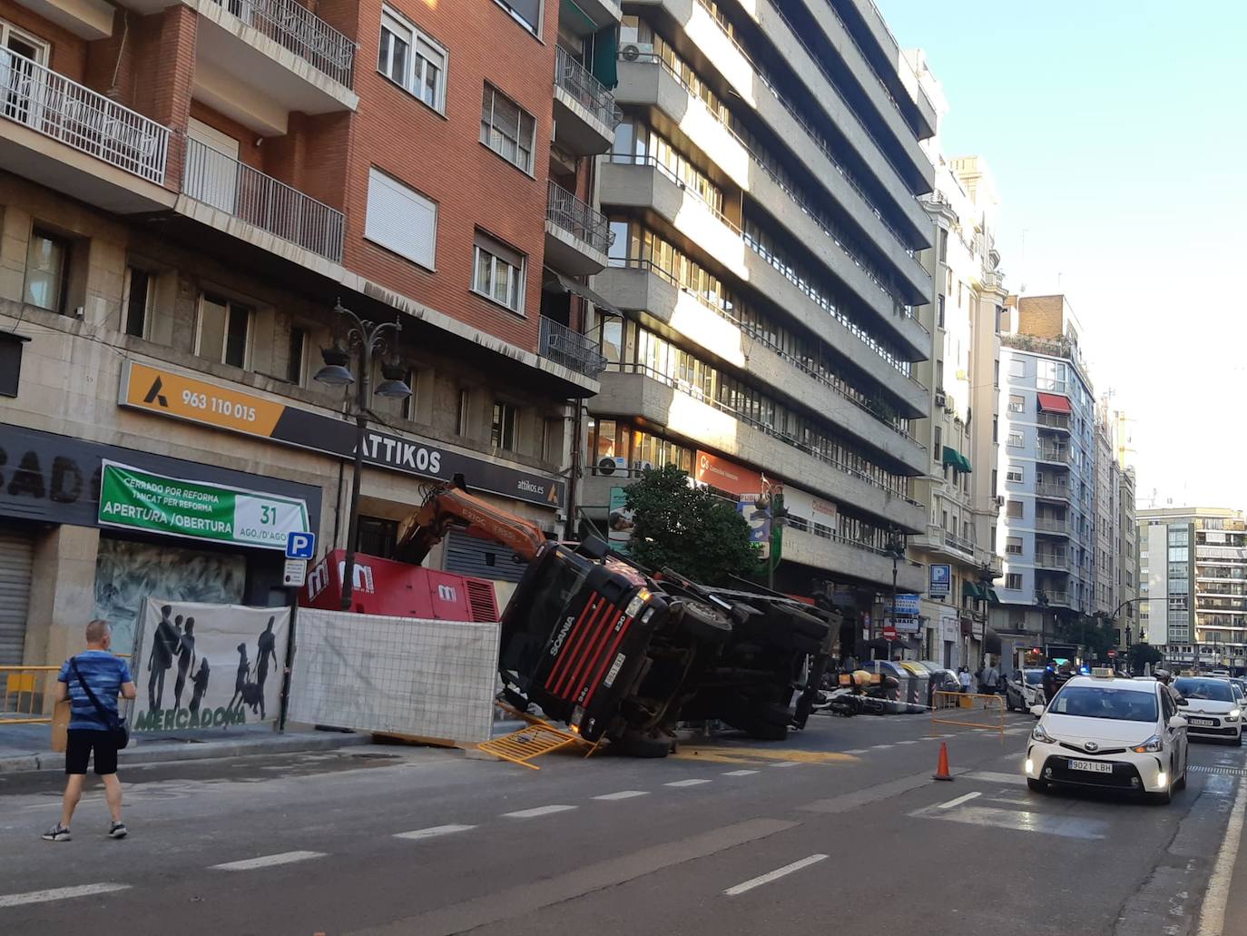 El vuelco de un camión ha obligado esta tarde a cerrar el tráfico la calle San Vicente de Valencia, entre San Agustín y la Plaza España, una de las zonas más concurridas del centro de la ciudad. Al parecer, el camión trabajaba en la instalación o retirada de un generador destinado a la reforma de un supermercado situado en la zona cuando ha carga se ha desnivelado y volcado.