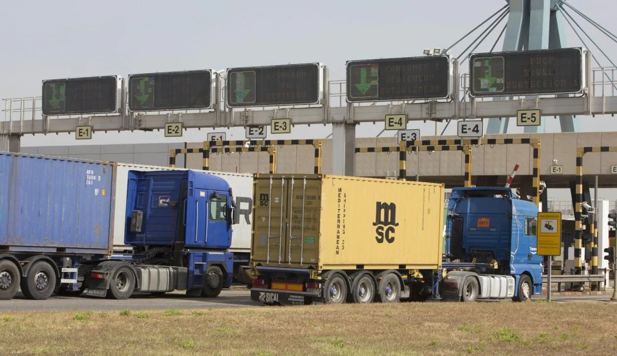 Camiones entrando al puerto de Valencia en una jornada de huelga en la terminal de APM. damián torres