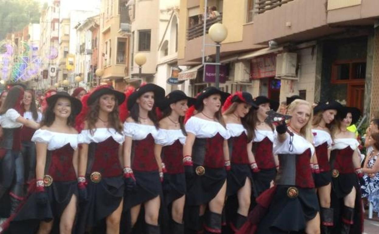 Oliva presenta un estudio sobre los cien años de historia de la fiesta de Moros y Cristianos