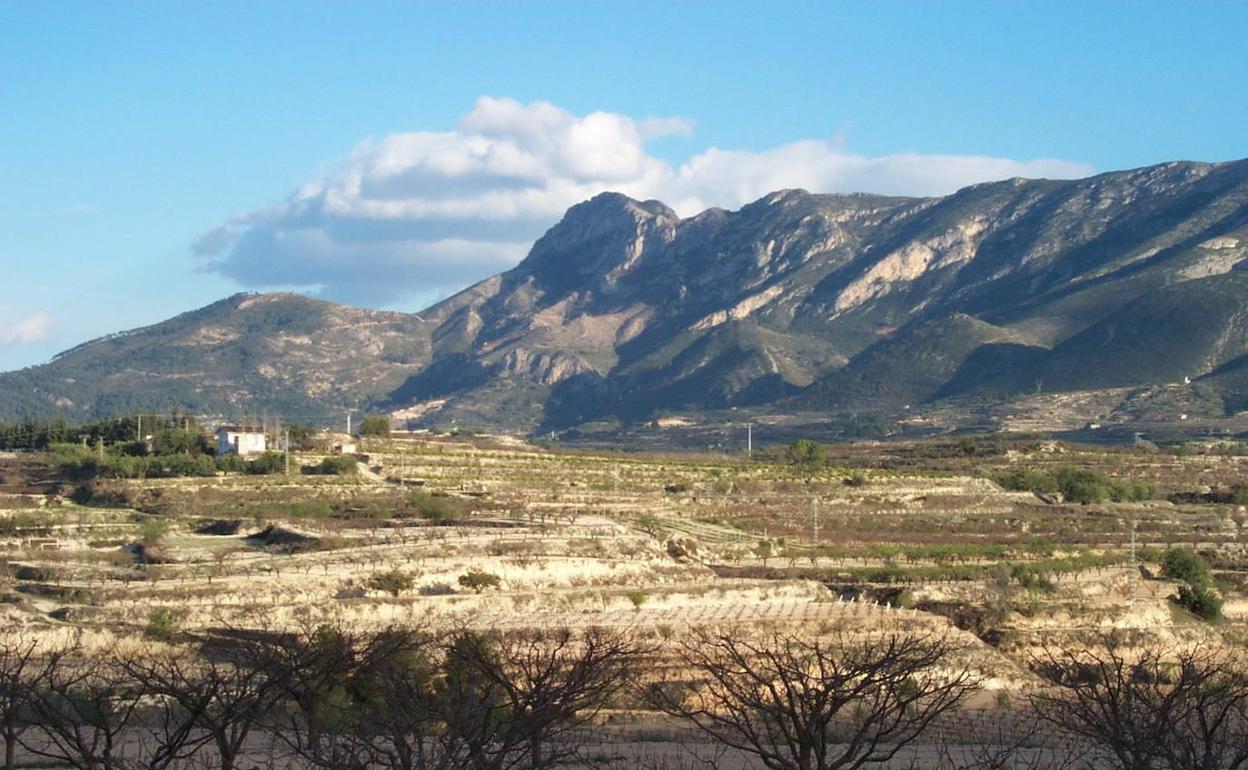 La Comunitat Valenciana cuenta con un gran número de picos que escalar y parajes naturales que descubrir. En la foto, la sierra de benicadell. 