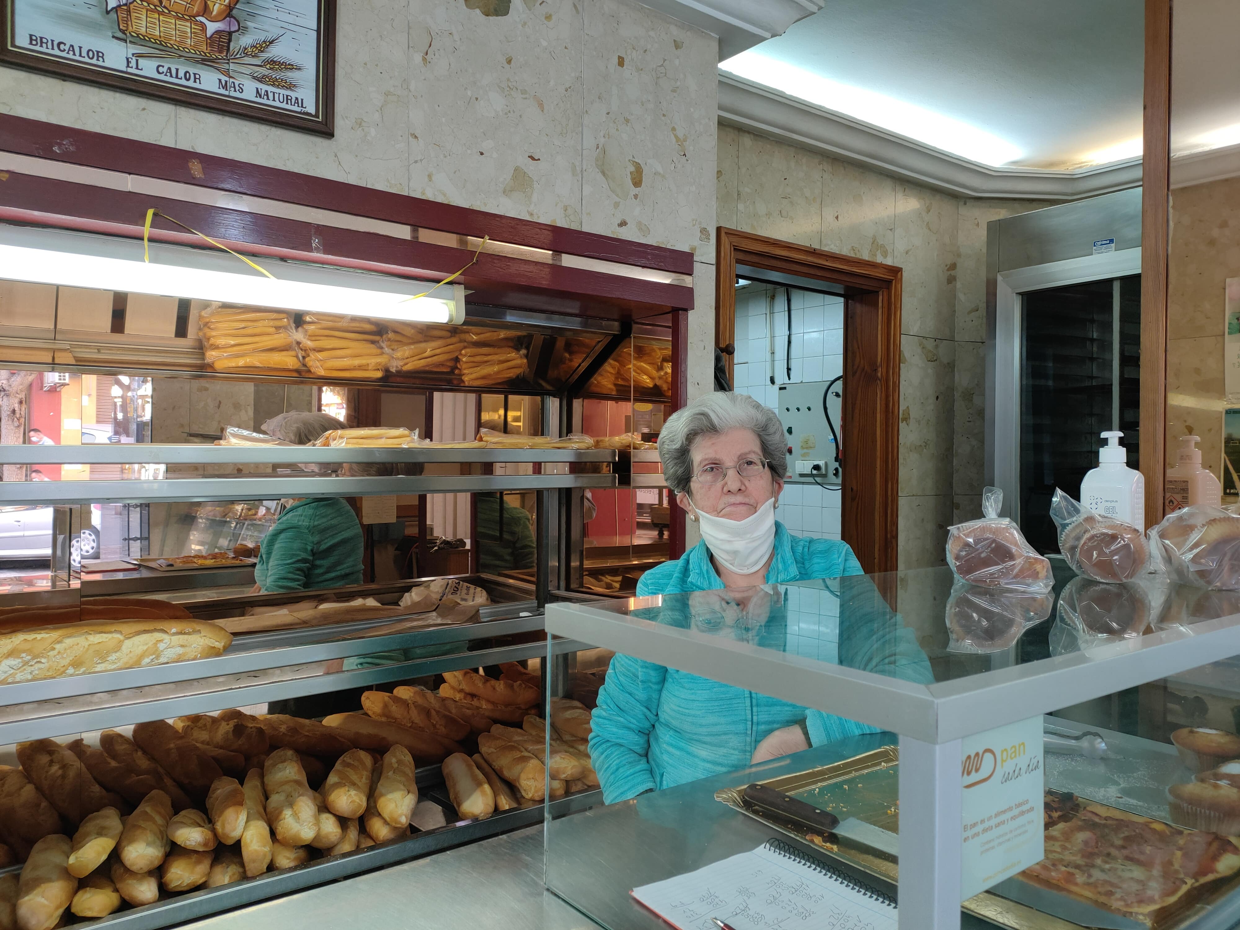 Tras cincuenta años abierto, el horno Vinuesa es un referente para todo el barrio de Albors y los colindantes. Su dueña, Carmen Cazorla, denuncia la precariedad del sector, y como en su caso se ha visto agravada por el envejecimiento de los vecinos. “El barrio se ha hecho mayor”, declara.