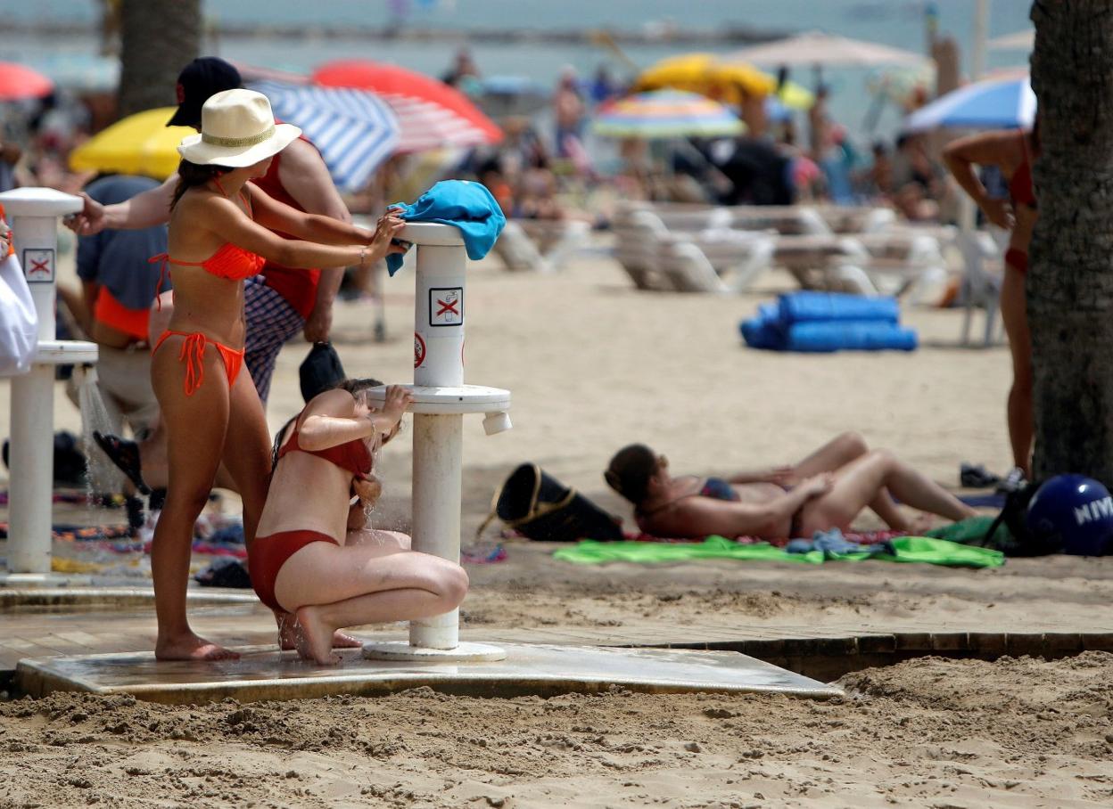 Bañistas en una playa de Alicante. efe