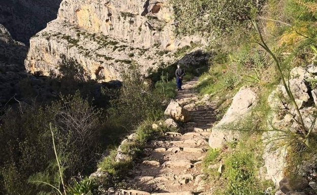 Estos escalones tallados por moriscos forman una ruta que dan la vuelta al Barranco del Infierno. 