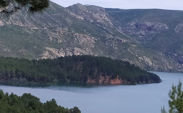 Imagen principal - Arriba, visión panorámica del pantano de Benagéber. Abajo a la izquierda, el aliviadero de la presa. A la derecha, casa de madera situada en un pequeño islote del pantano. 