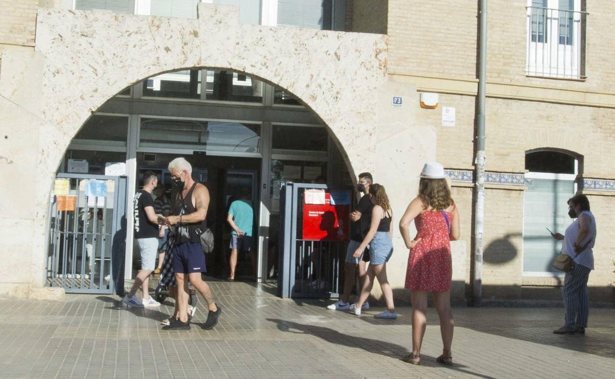 Usuarios a las puertas de un centro de salud de Valencia.