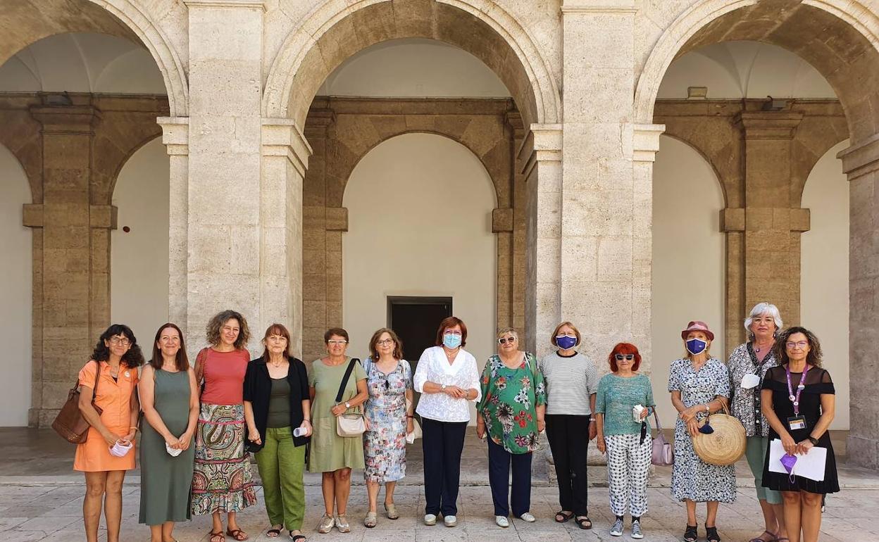 Representantes de los colectivos feministas con la delegada del Gobierno. 