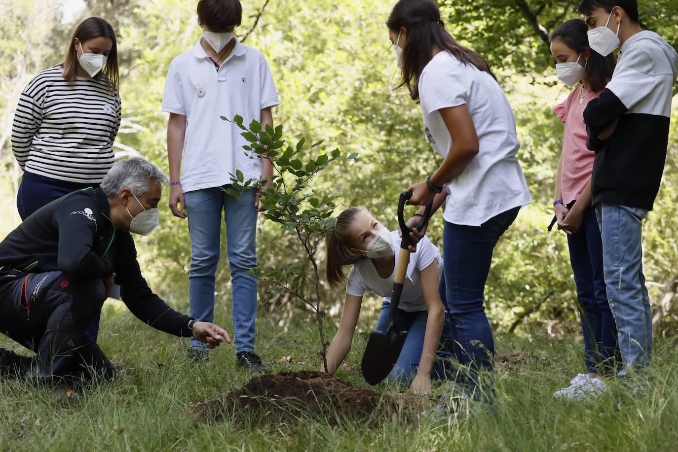 La Princesa Leonor y la Infanta Sofía han participado este miércoles en la ceremonia de clausura de la campaña #UnÁrbolporEuropa para apoyar la lucha contra el cambio climático. leonor y Sofía han estado acompañadas por 35 jóvenes de diferentes nacionalidades de la Unión Europea. El acto ha consistido en la plantación de seis árboles, cinco hayas y un tejo, en el espacio natural protegido del Hayedo de Montejo de la Sierra, en la Comunidad de Madrid. 