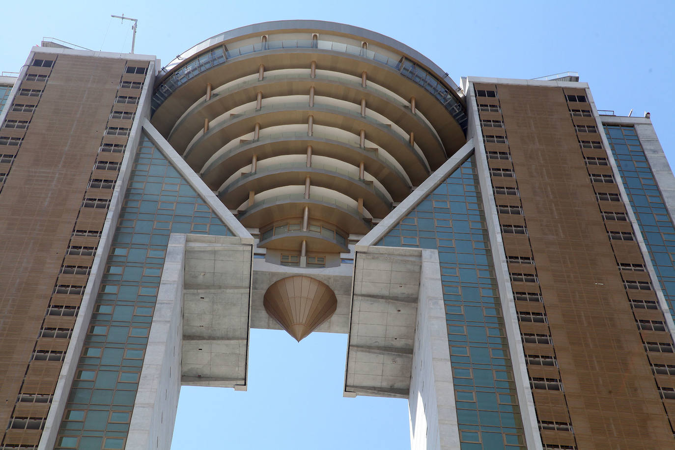 El Intempo es el rey de los rascacielos de Benidorm. El edificio es el residencial más alto de Europa, con dos torres de 198 metros cada una. Cuenta con 256 viviendas repartidas en un total de 45 plantas. Está coronado por un icónico diamante, comprendido entre las plantas 38 y 45, que alberga unas exclusivas viviendas totalmente exteriores de nivel superior. Su inauguración está prevista para el mes de septiembre. 