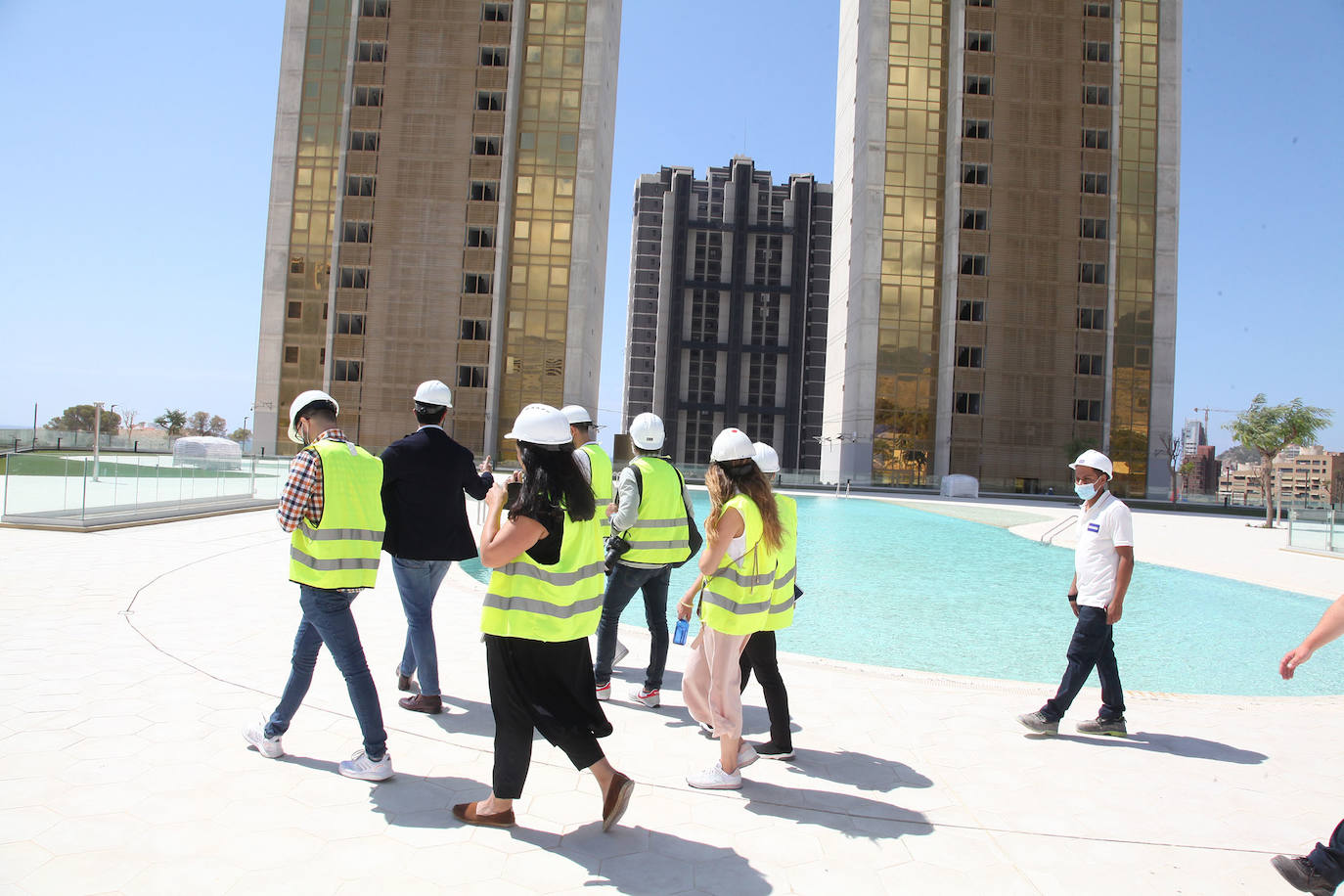 El Intempo es el rey de los rascacielos de Benidorm. El edificio es el residencial más alto de Europa, con dos torres de 198 metros cada una. Cuenta con 256 viviendas repartidas en un total de 45 plantas. Está coronado por un icónico diamante, comprendido entre las plantas 38 y 45, que alberga unas exclusivas viviendas totalmente exteriores de nivel superior. Su inauguración está prevista para el mes de septiembre. 