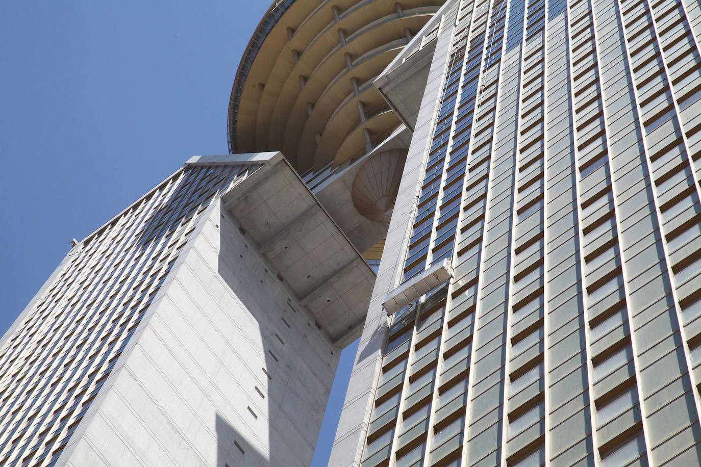 El Intempo es el rey de los rascacielos de Benidorm. El edificio es el residencial más alto de Europa, con dos torres de 198 metros cada una. Cuenta con 256 viviendas repartidas en un total de 45 plantas. Está coronado por un icónico diamante, comprendido entre las plantas 38 y 45, que alberga unas exclusivas viviendas totalmente exteriores de nivel superior. Su inauguración está prevista para el mes de septiembre. 