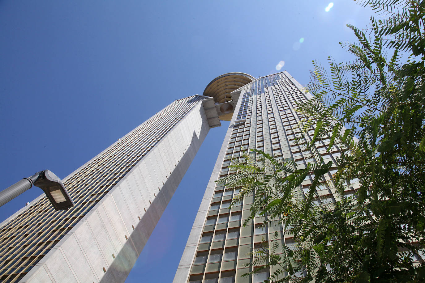 El Intempo es el rey de los rascacielos de Benidorm. El edificio es el residencial más alto de Europa, con dos torres de 198 metros cada una. Cuenta con 256 viviendas repartidas en un total de 45 plantas. Está coronado por un icónico diamante, comprendido entre las plantas 38 y 45, que alberga unas exclusivas viviendas totalmente exteriores de nivel superior. Su inauguración está prevista para el mes de septiembre. 