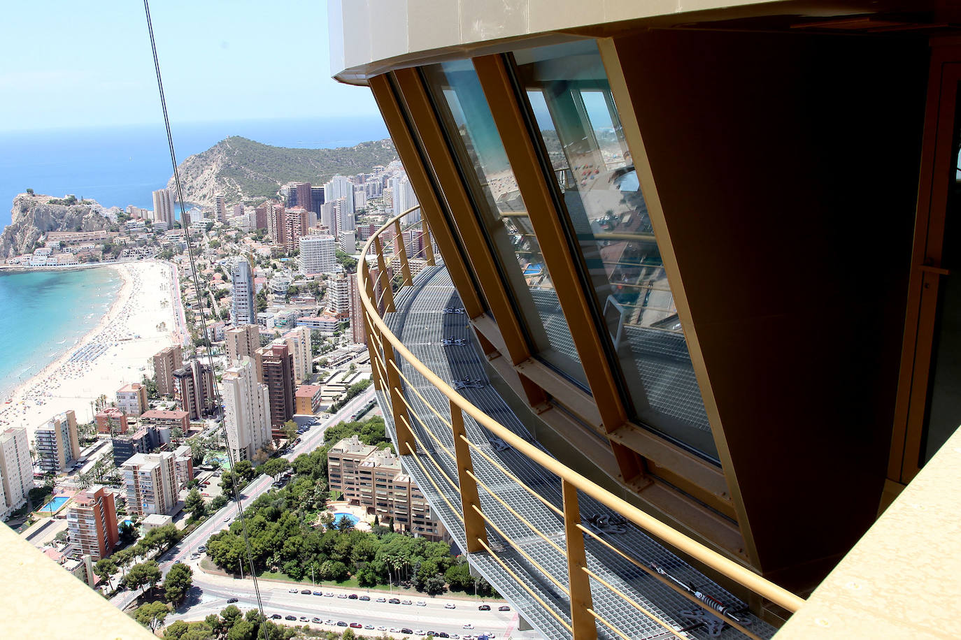 El Intempo es el rey de los rascacielos de Benidorm. El edificio es el residencial más alto de Europa, con dos torres de 198 metros cada una. Cuenta con 256 viviendas repartidas en un total de 45 plantas. Está coronado por un icónico diamante, comprendido entre las plantas 38 y 45 , que alberga unas exclusivas viviendas totalmente exteriores de nivel superior. 