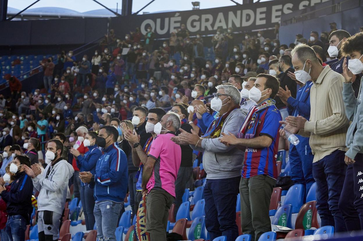 Aficionados en el Ciutat, durante el Levante-Cádiz de la última jornada de la pasada liga, que ya se jugó con público. iván arlandis