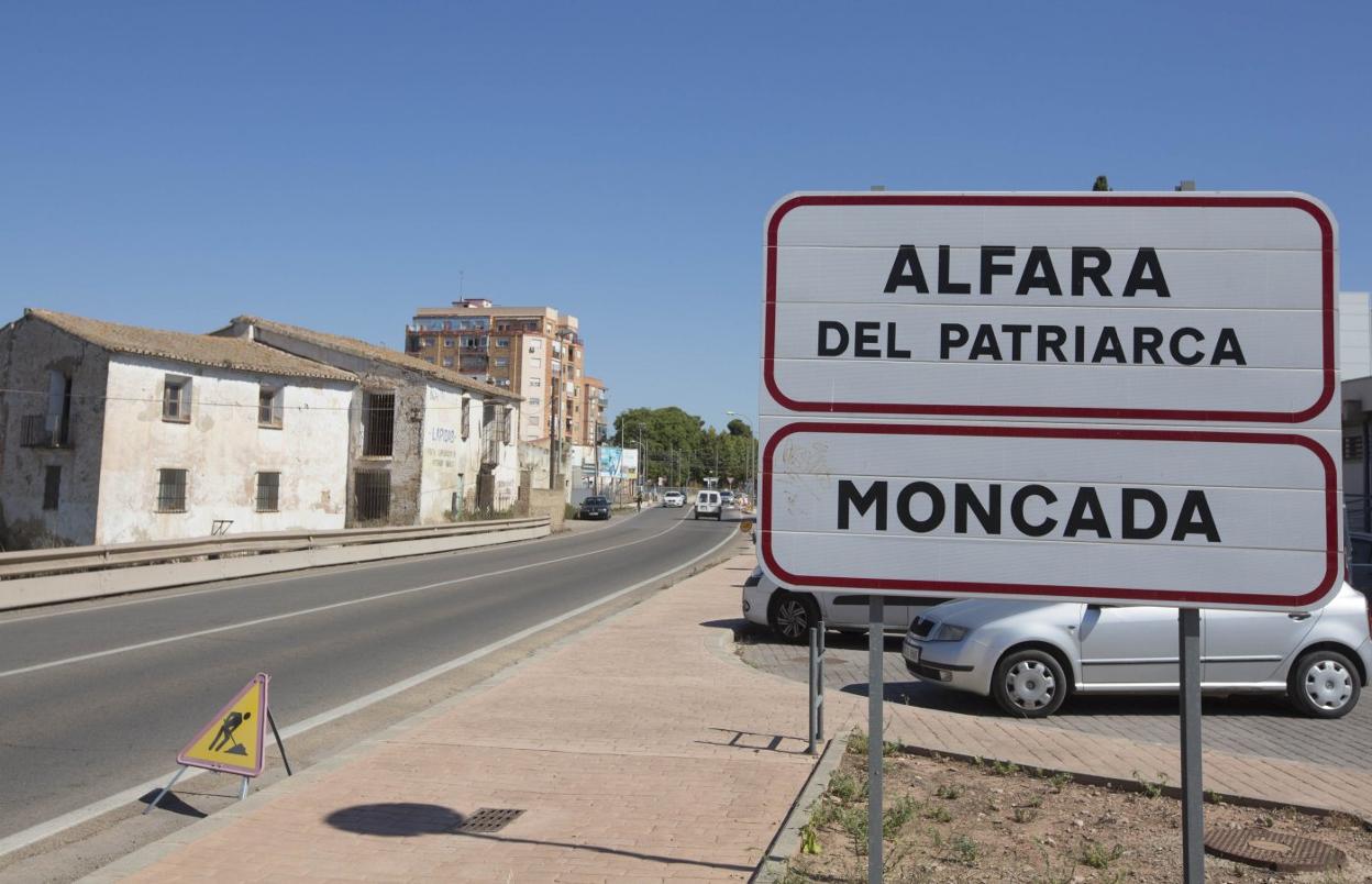 Calle que comparten Alfara y Moncada y en la que se sitúa el límite de sus términos. 