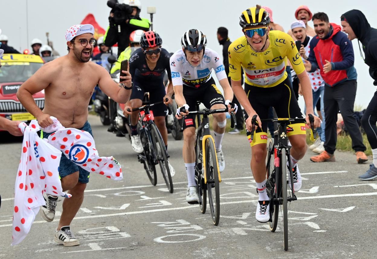 El trío del Tour. Pogacar acelera en el Portet con Vingegaard y Carapaz a rueda. DAVID STOCKMAN / e. p.