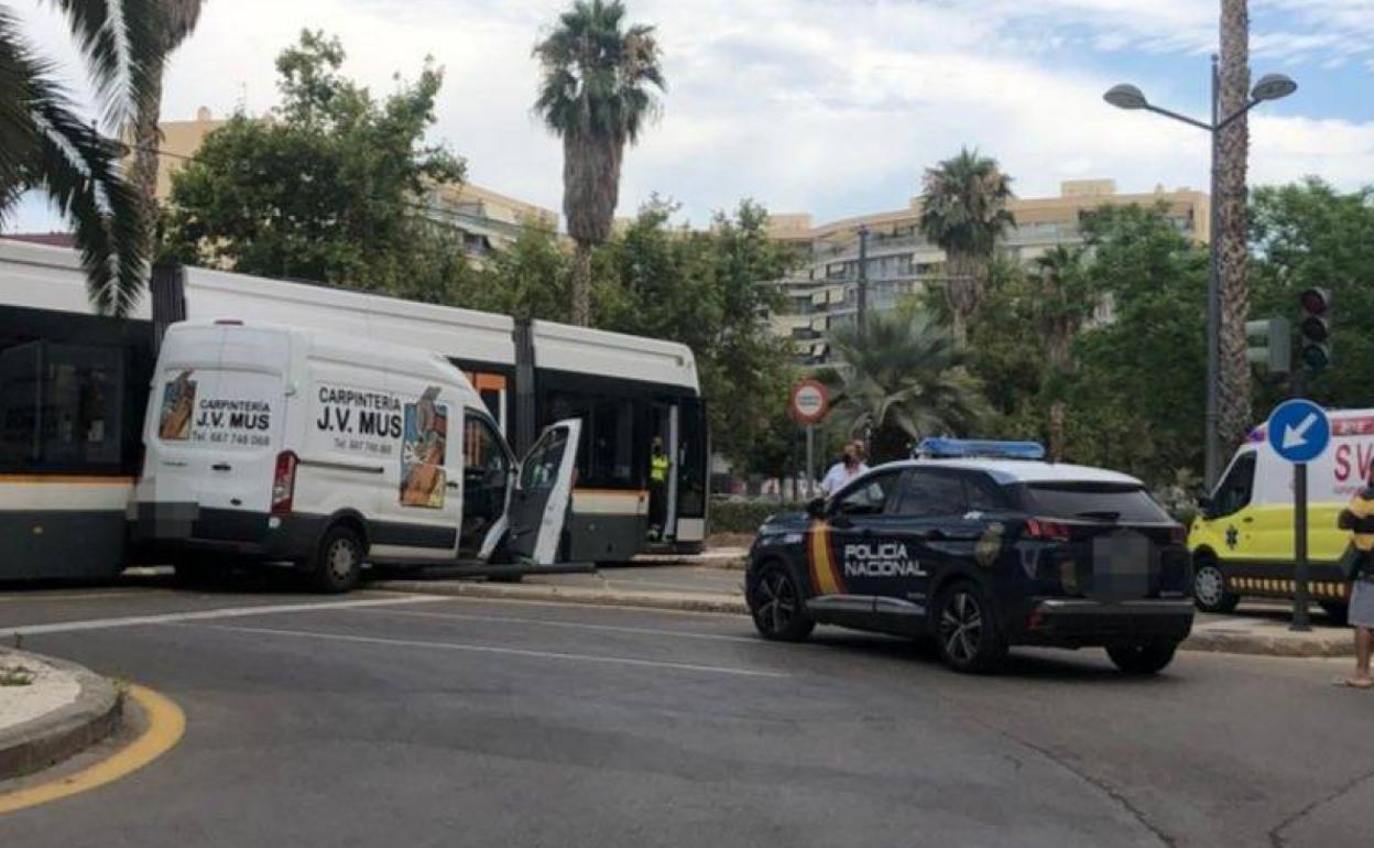 El convoy del tranvía ha envestido a la furgoneta.