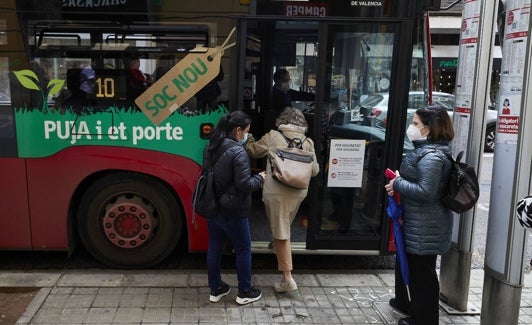 Usuarios subiendo a un autobús de la EMT. 