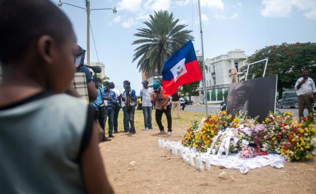 Personas rinden homenaje al presidente Jovenel Moise 