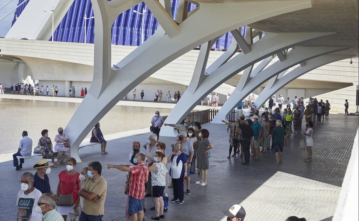 Decenas de personas aguardan su turno para vacunarse en la Ciudad de las Artes y las Ciencias de Valencia.