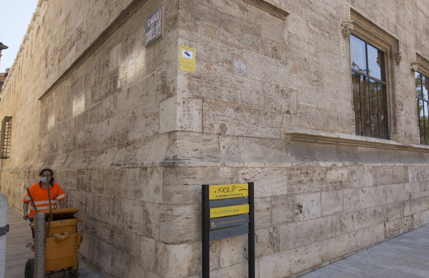 Siete de los edificios más representativos de Valencia, como es el caso de la Lonja de Mercaderes, las torres de Quart y las de Serranos; el Almudín, las Reales Atarazanas próximas a la avenida del Puerto; el palacio de Cervelló y el Museo de la Ciudad, ya cuentan con las necesarias cámaras de vigilancia para proteger el patrimonio y evitar nuevos actos vandálicos, pero los carteles que advierten de que la zona está vigilada y que se está grabando siguen sin retirarse de las fachadas o rejas sobre las que se ha colocado, a pesar de tratarse de edificios protegidos.