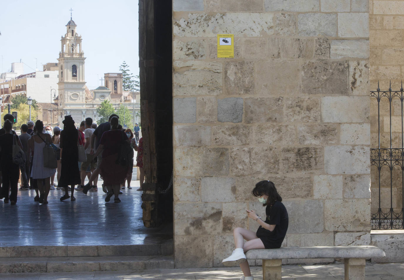 Siete de los edificios más representativos de Valencia, como es el caso de la Lonja de Mercaderes, las torres de Quart y las de Serranos; el Almudín, las Reales Atarazanas próximas a la avenida del Puerto; el palacio de Cervelló y el Museo de la Ciudad, ya cuentan con las necesarias cámaras de vigilancia para proteger el patrimonio y evitar nuevos actos vandálicos, pero los carteles que advierten de que la zona está vigilada y que se está grabando siguen sin retirarse de las fachadas o rejas sobre las que se ha colocado, a pesar de tratarse de edificios protegidos.