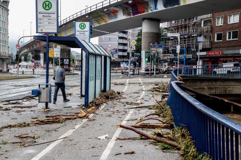 Un hombre camina por un puente dañado tras la inundación en Hagen, en el oeste de Alemania.