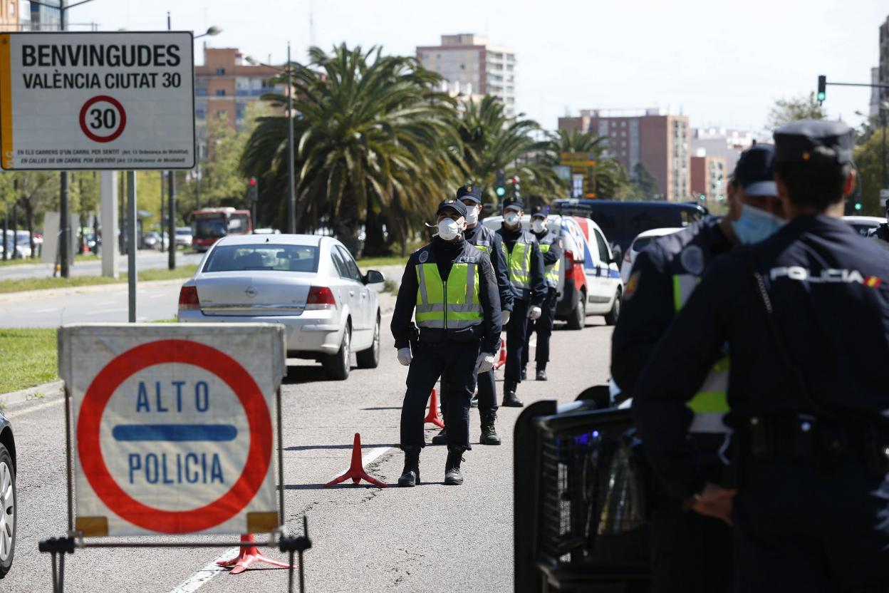 Policías nacionales durante un control en Valencia. jesús signes