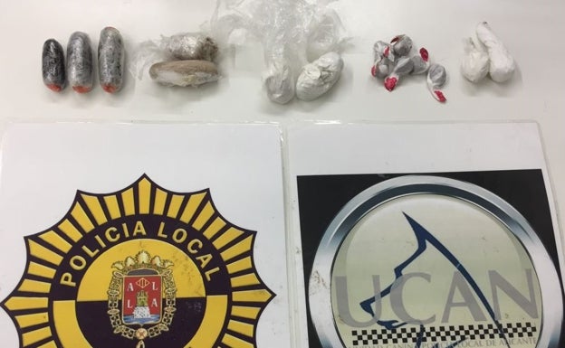 Toda la droga localizada por el perro en un bolsillo de la mochila del preso. 