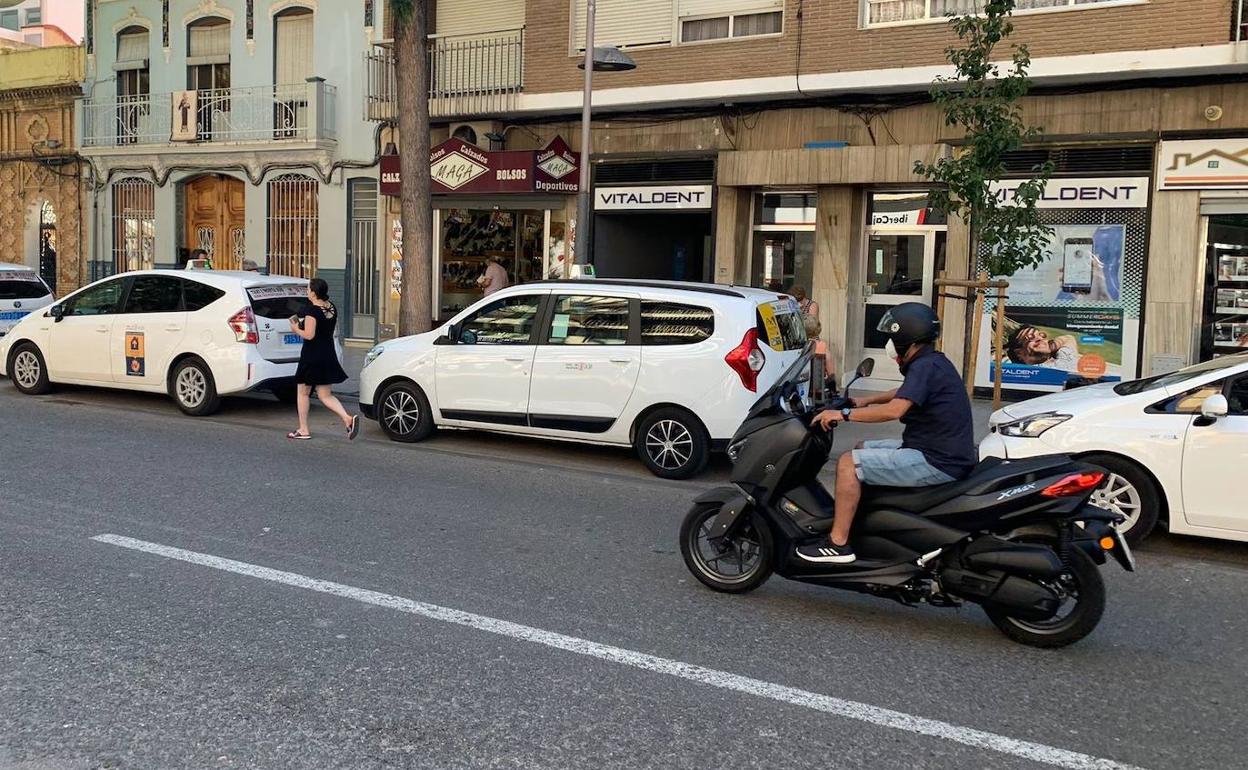 Una moto circula por una calle de Catarroja. 