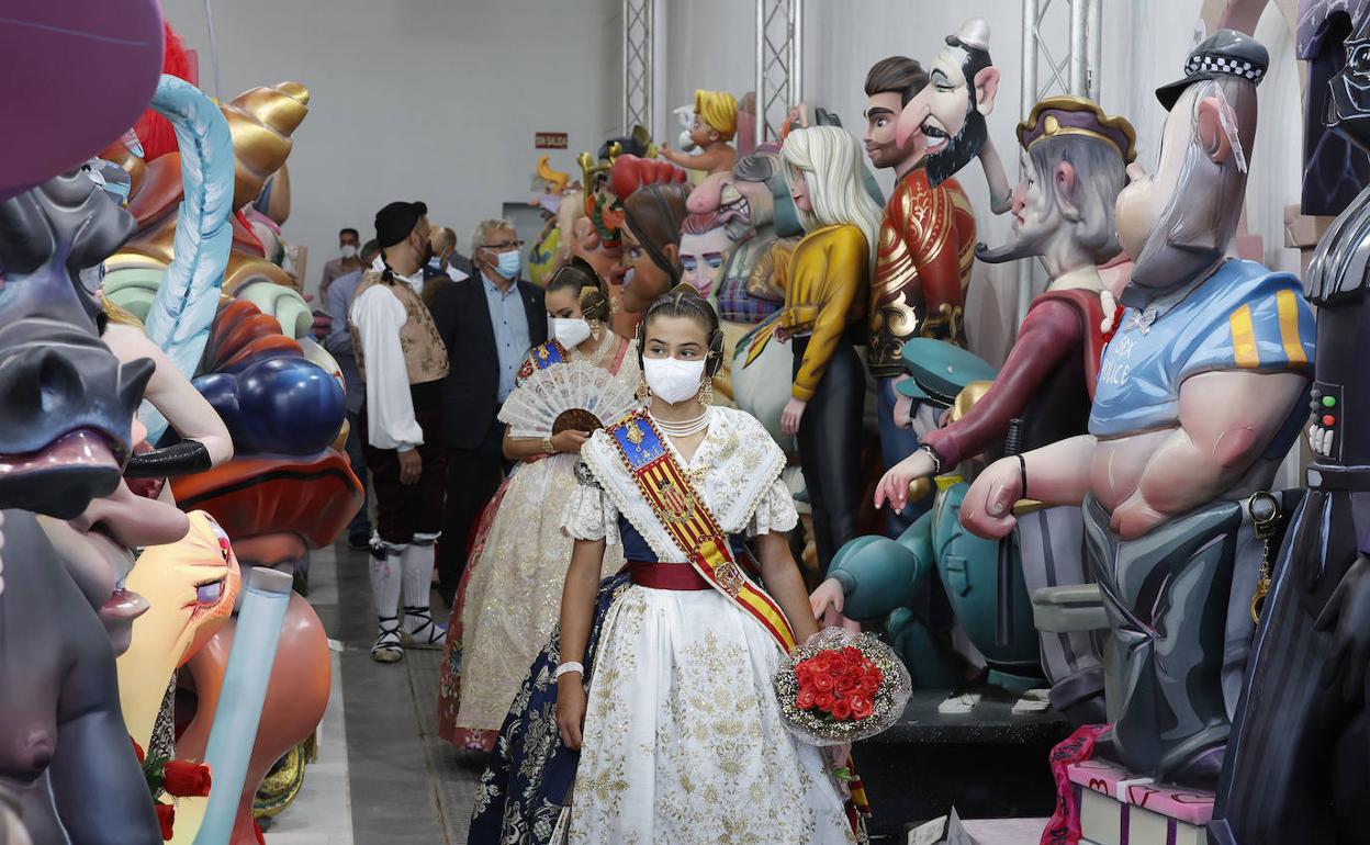 Carla García y Consuelo Llobell, en la inauguración de la Exposició del Ninot. 