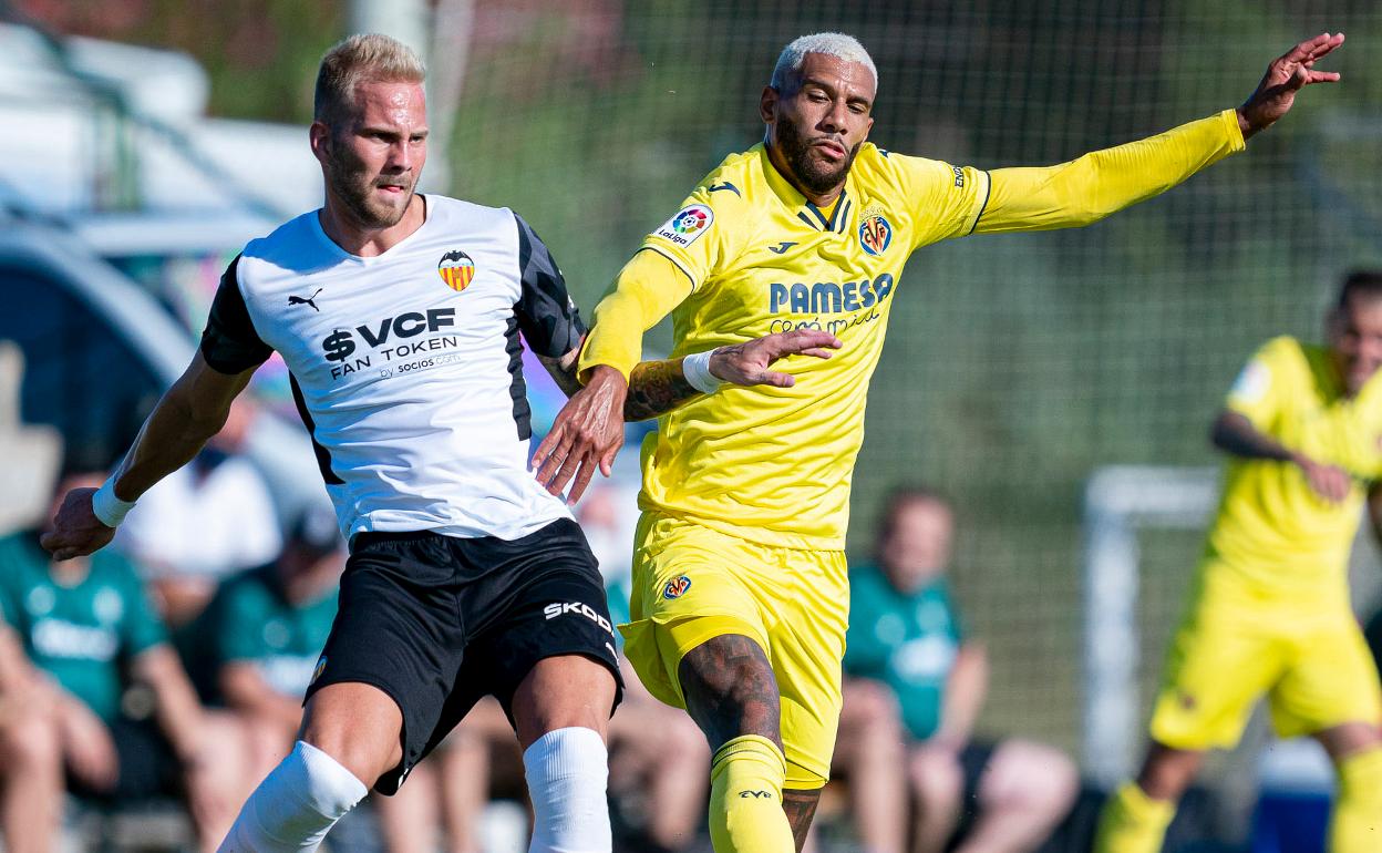 Racic y Capoue disputan un balón dividido