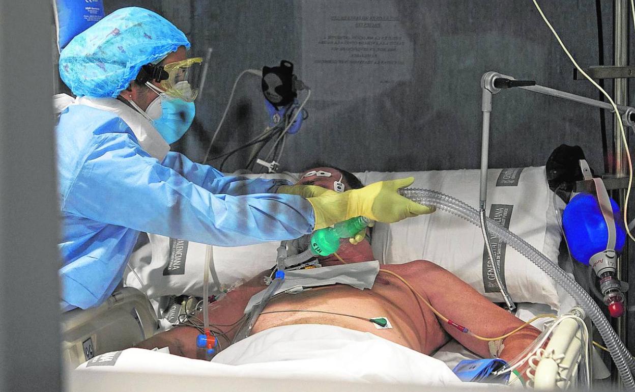 Enfermo de Covid atendido en la UCI de un hospital valenciano.