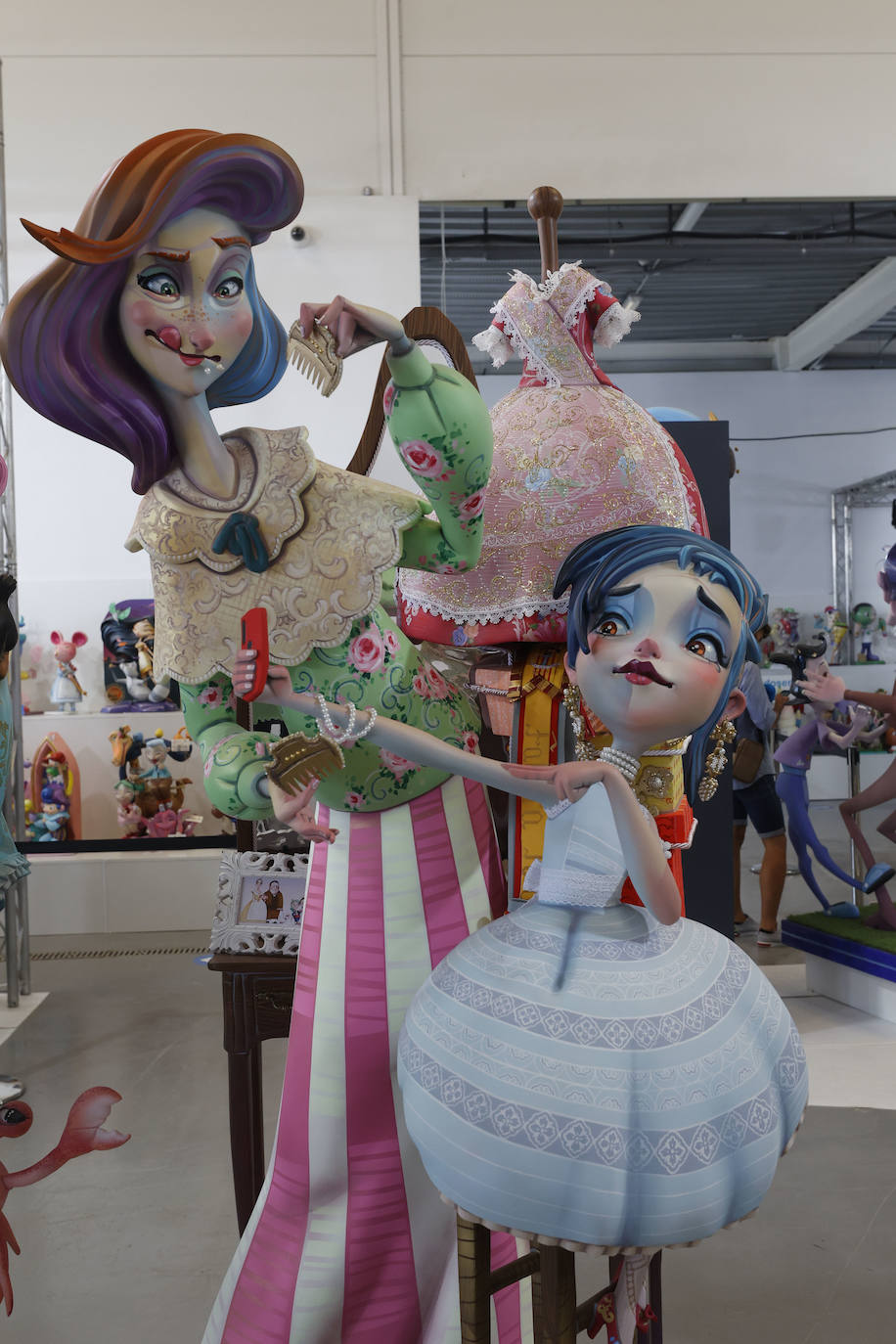 La Exposición del Ninot 2021 vuelve a Valencia un año y medio después, tras la suspensión de las Fallas de 2020 y el aplazamiento de las de 2021 a causa de la pandemia de coronavirus. Las creaciones de los artistas falleros se encuentran en La Base de La Marina de Valencia, donde se ubicará este año la muestra cultural, debido a que el Museu de les Ciències -su emplazamiento habitual- está habilitado como centro de vacunación.